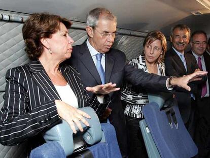 Touriño, en el centro, conversa con Magdalena Álvarez a bordo del avión de salvamento presentado ayer.