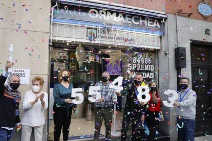 Los loteros de la administración Ormaechea en Bilbao celebran uno de los quintos premios repartidos con el número 55483.