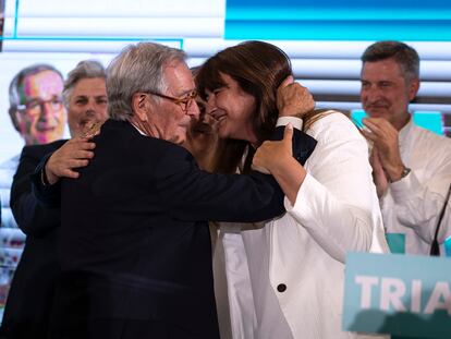 Xavier Trias recibe la felicitación de la presidenta de Junts, Laura Borràs.