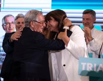 El exalcalde Xavier Trias (en el centro), que lidera la candidatura de Junts en Barcelona, saluda a Laura Borràs, durante la rueda de prensa, este domingo en Barcelona.