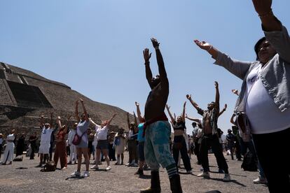 Visitantes en la Zona Arqueológica de Teotihuacán durante un eclipse solar, el 8 de abril de 2024, en el Estado de México.