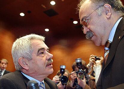 Carod-Rovira conversa con Pasqual Maragall en el Parlamento de Cataluña.