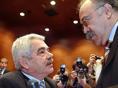 Carod-Rovira conversa con Pasqual Maragall en el Parlamento de Cataluña.