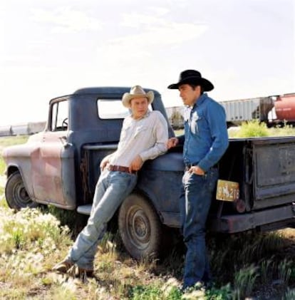 Heath Ledger y Jake Gyllenhaal enfundados en tejido vaquero en un fotograma de 'Brokeback mountain'.