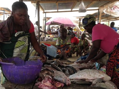 Vendedoras del mercado de Dembé en Yamena (Chad) manipulan el pescado.