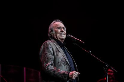 Serrat sonríe durante el concierto.