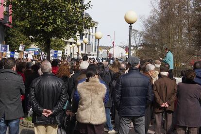 Protesta de los vecinos de Sarria para evitar la tala de árboles. El proyecto de encauzamiento afecta al río es combatir la posibilidad desbordamiento, pero los vecinos aseguran que los lugares donde se desborda el río no coinciden con la zona de actuación contemplada en el proyecto