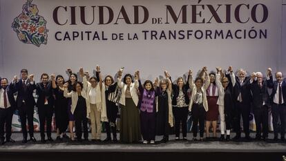 Clara Brugada (centro) presenta a su gabinete legal en el Colegio de San Ildelfonso, en Ciudad de México, este 19 de agosto.