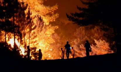 Trabajos de extinción en Monsagro (Salamanca), en la madrugada del domingo.  El incendio de Monsagro, que desde el lunes ha quemado más de 2.200 hectáreas, se ha reactivado en varios focos al incrementarse el viento en la zona, una situación que ya se preveía. 