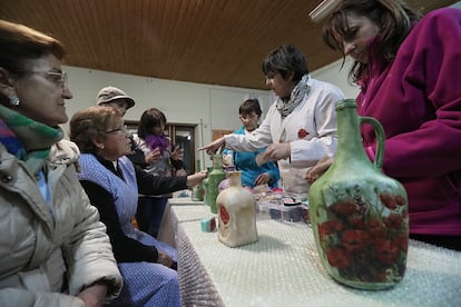 En San Juan del Rebollar (Zamora) se constituyó la Asociación de Mujeres Río Mena hace 25 años. Reconocen que el bar sigue siendo “territorio de hombres”. Ellas se reúnen para hacer gimnasia, manualidades o teatro. “Somos unas 50 y estamos todas ligadas al pueblo, porque vivimos aquí o porque vienen cuando pueden. Tenemos entre la treintena y los 81 años”, dice Ana Mezquita, su presidenta, de 43. Su sede es una antigua escuela. Aún hay dibujos y poemas colgados en las paredes, pese a que cerró hace 12 años. Antes había dos escuelas en el pueblo, una para niñas y otra para niños, con unos 15 estudiantes en cada una. Ahora solo queda uno, con siete alumnos. “Aquí estudió mi hijo”, dice Marcelina Caballero, de 57 años, que es ahora quien usa el local.