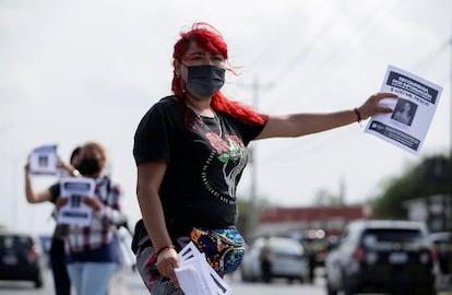 Voluntarios entregan volantes con información de Debanhi Escobar