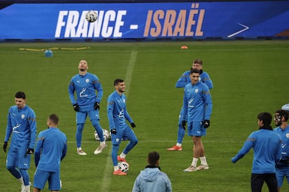 Jugadores de la selección de Israel, durante el entrenamiento realizado en el estadio Stade de France en Saint-Denis (París), este miércoles.