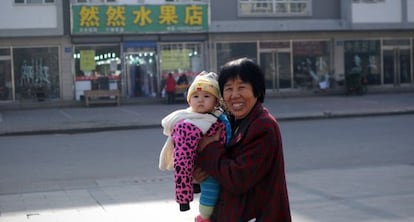 Una mujer con un bebé en Tangshan, en el norte de China.
