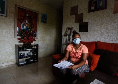Katherin Sosa, de 26 años, una joven a la que le denegaron el ingreso mínimo vital, en el salón de su casa de Madrid.