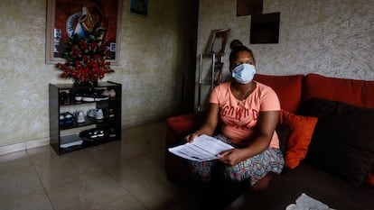 Katherin Sosa, de 26 años, una joven a la que le denegaron el ingreso mínimo vital, en el salón de su casa de Madrid.