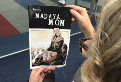 Una mujer sostiene el cómic de Madaya Mom, presentado por Marvel esta semana.