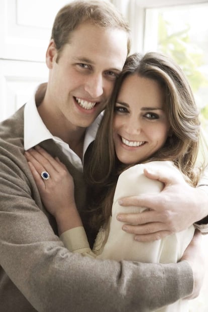 Retrato oficial del Príncipe William y su prometida, Catherine Middleton, tomada el 25 de noviembre de 2010 en la Sala Cornwall en el Palacio de St James. Fue una de las dos fotos elegidas por la pareja para marcar su compromiso.