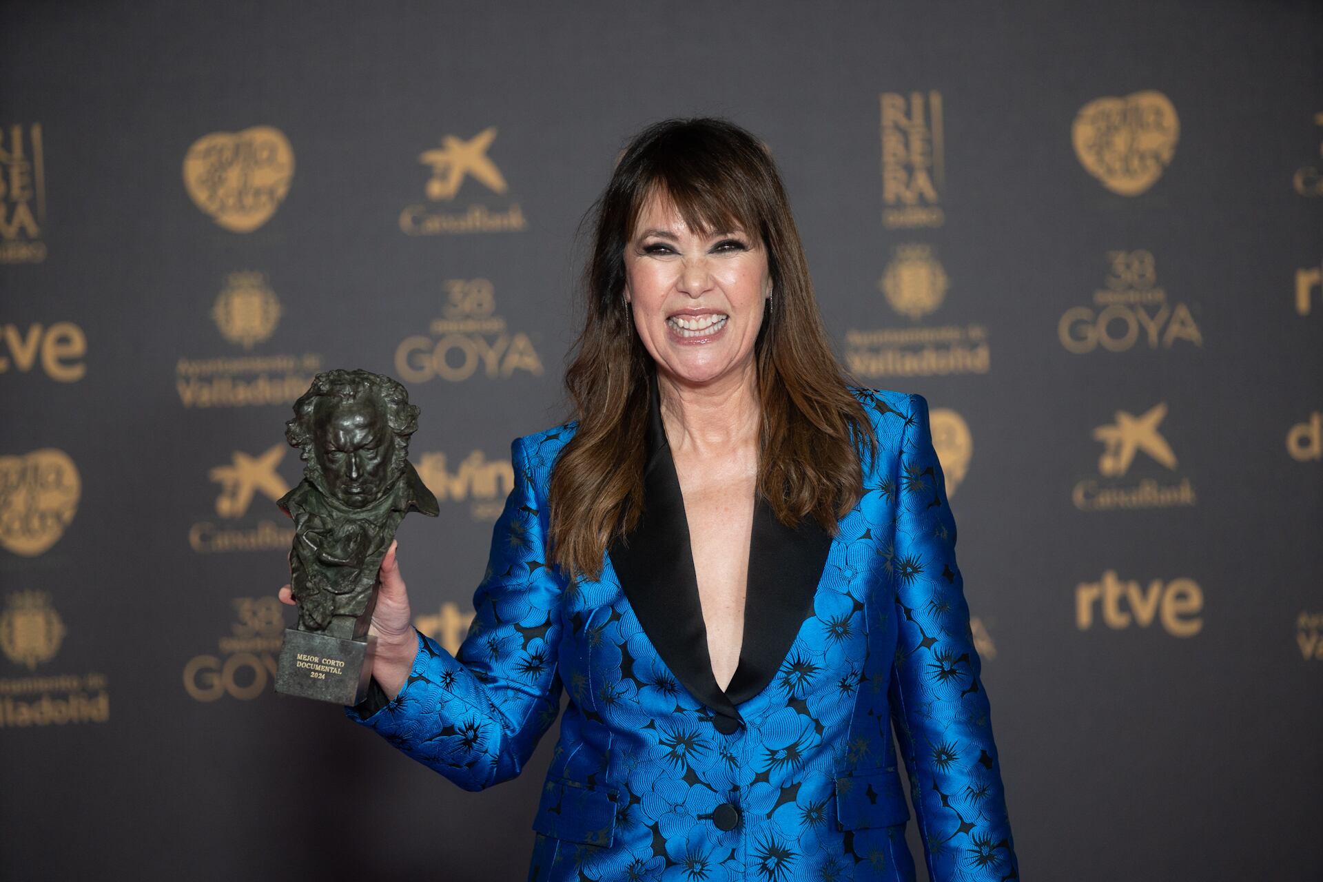 La directora Mabel Lozano posa en el 'photocall' tras recibir el galardón al mejor cortometraje documental por 'Ava'.