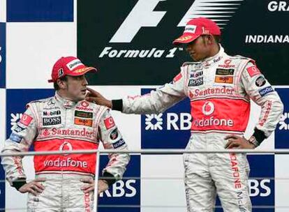 Fernando Alonso (izquierda) y Lewis Hamilton, en el podio de Indianápolis del Gran Premio de Estados Unidos, en mayo de este año.