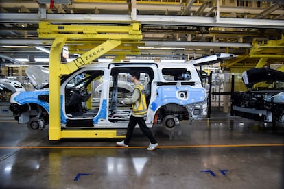Trabajadores de una fábrica de coches eléctricos, el 20 de abril pasado en Ningbo, China.