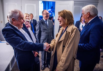 Elke Büdenbender, esposa Frank-Walter Steinmeier, saluda al nieto de Thomas Mann, antes de la conmemoración de este viernes.