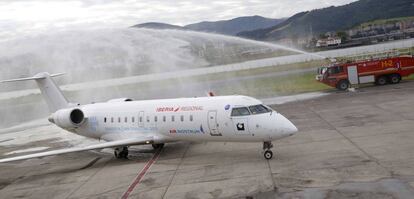 Los bomberos 'bautizan' un avión de la compañía valenciana.