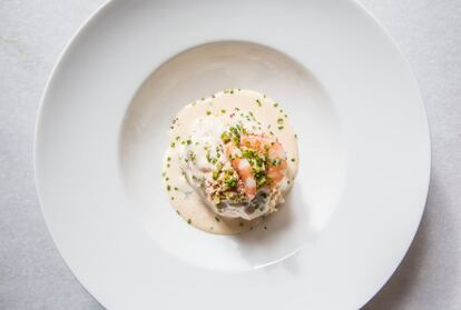 Pero en el fondo, la esencia de esta casa, el pescado y las brasas, sigue siendo la misma que en el inicio: traer a Madrid, sin intermediarios, una buena materia prima del mar y elevar la cultura del pescado, dando a conocer los menos habituales en la capital, que también despachan en la pescadería que regentan en el Mercado de San Miguel.