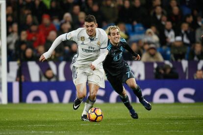 Mateo Kovacic, se libra del marcaje de Juanmi Jiménez.