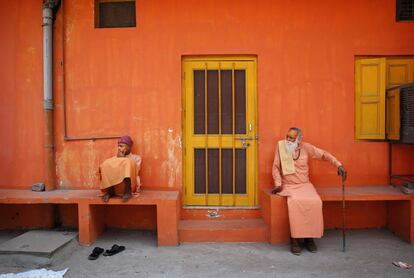 Dos hombres hindúes en una calle de Haridwar, en India. 7 de mayo de 2014.