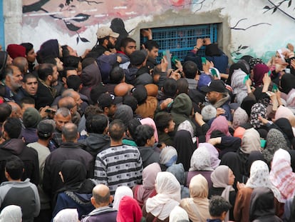 Palestinos aguardan para recibir comida a las puerta de una oficina de la Agencia de la Onu para los Refugiados Palestinos (Unrwa) en la ciudad de Gaza, el 18 de marzo de 2024. REUTERS/Mahmoud Issa