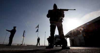 Un soldado francés hace guardia en la frontera con Italia.