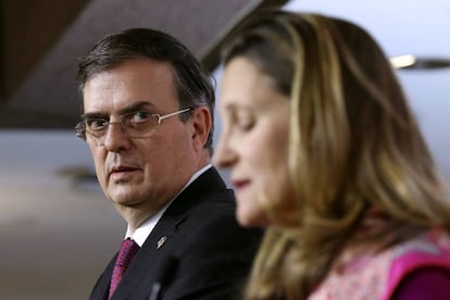 Marcelo Ebrard y su homóloga canadiense, Chrystia Freeland.