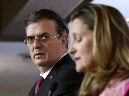 Marcelo Ebrard y su homóloga canadiense, Chrystia Freeland.