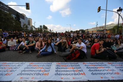 Estudiants tallen un carrer per protestar contra l'empresonament dels líders d'Òmnium i l'ANC.