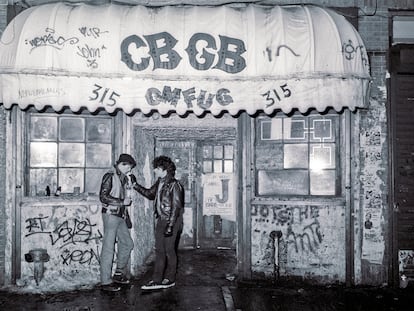 Two young men at the entrance of New York’s CBGB’s club in 1983.