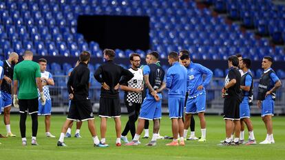 Bordalás, con gafas y camiseta blanca, entre los jugadores del Getafe en Geslsenkirchen.