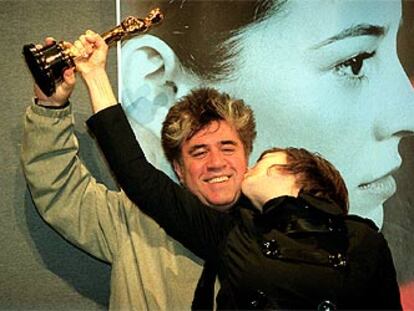 Leonor Watling besa a Pedro Almodóvar mientras ambos muestran el Oscar ganado por <i>Habla con ella.</i>