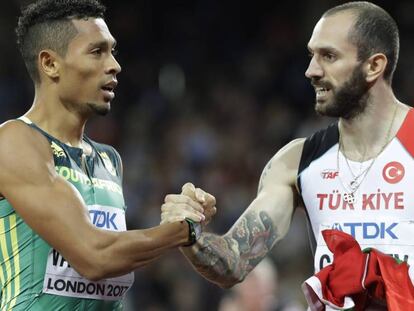 Ramil Guliyev, a la derecha, saluda a Wayde van Niekerk este jueves tras la prueba de 200 metros. 