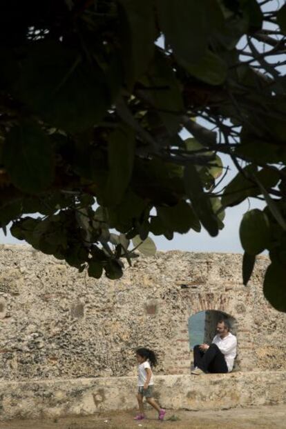 Tavares posa en un vano de la muralla de Cartagena de Indias durante el Hay Festival.