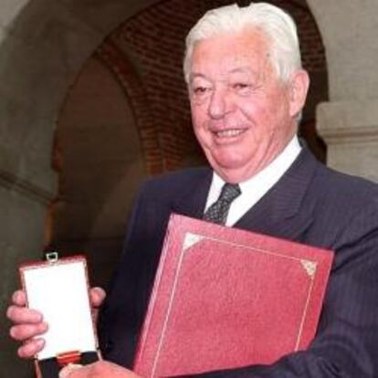 Fotografía de archivo tomada el 02/05/2003 en Madrid, del presidente de honor del diario ABC, Guillermo Luca  de Tena, que ha fallecido hoy a los 83 años en Madrid.