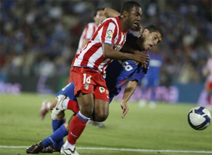 Sinama Pongolle se va de Licht en el primer gol del Atlético.