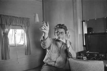 James Dean en su caravana durante el rodaje de 'Gigante'.