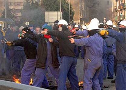 Trabajadores de los astilleros de Sestao, durante los enfrentamientos de ayer.