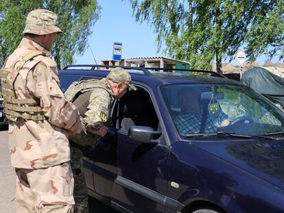 Control de una patrulla de reclutamiento del ejército ucraniano, el 3 de mayo en Sumi.