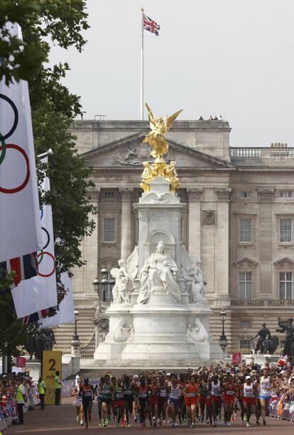 Los atletas dejan atrás el monumento dedicado a la Reina Victoria, situada enfrente del Palacio de Buckingham.