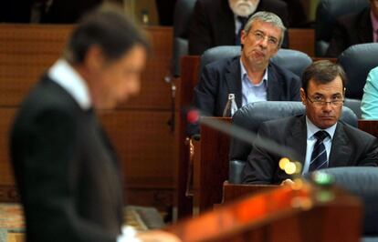 Gregorio Gordo (IU) y Tomás Gómez (PSM) siguen el discurso de Ignacio González.