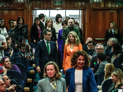 De izquierda a derecha empezando por la primera fila: Nadia Calviño, María Jesús Montero, Félix Bolaños, Yolanda Díaz, Pilar Alegría, Isabel Rodríguez y Diana Morant, en la toma de posesión del nuevo ministro de Sanidad.