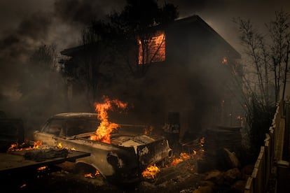 Una casa y un coche devastados por los fuegos en Conjola Park, en el Estado de Nueva Gales del Sur.