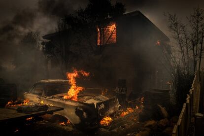 Una casa y un coche devastados por los fuegos en Conjola Park, en el Estado de Nueva Gales del Sur.