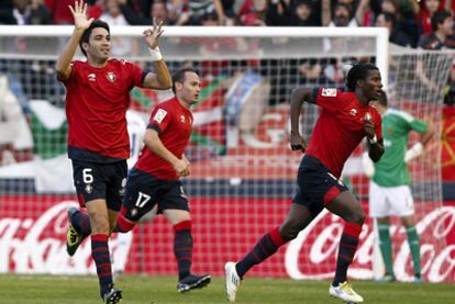 Nekounam celebra el gol marcado junto a sus compañeros Nino e Ibrahima.